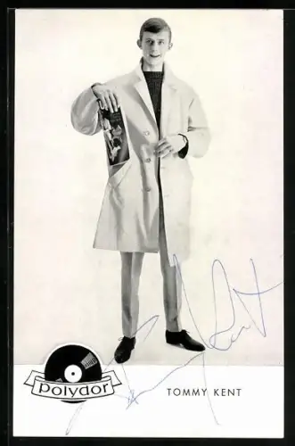 AK Musiker Tommy Kent, Ganzportrait im Mantel mit Zeitschrift, Autograph