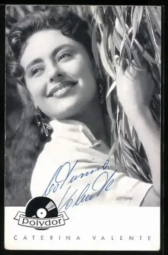 AK Sängerin Caterina Valente lächelnd vor der Kamera possierend, Autograph