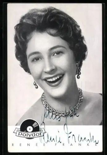 AK Sängerin Renée Franke mit Halskette und Ohrschmuck schaut lachend in die Kamera, Autograph