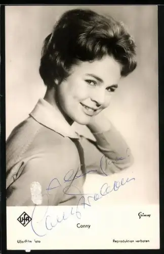 AK Musikerin Conny Froboess legt eine Hand in ihren Nacken, Autograph