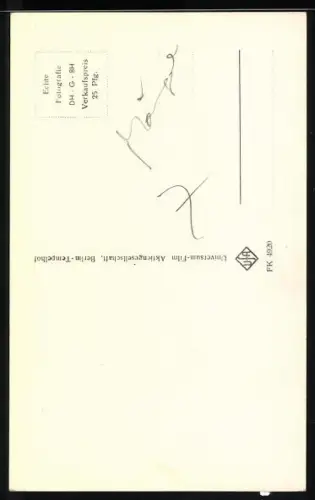 AK Musikerin Conny Froboess legt eine Hand in ihren Nacken, Autograph