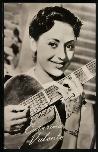 AK Musikerin Catrina Valente spielt auf Gittare, Autograph