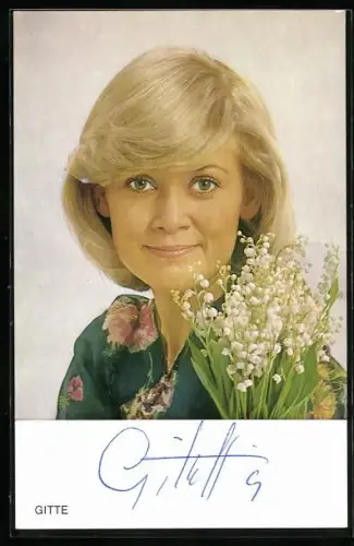 AK Sängerin Gitte mit Blumenstrauss, Autograph