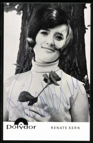 AK Sängerin Renate Kern mit Rose an einem Baum stehend, Autograph