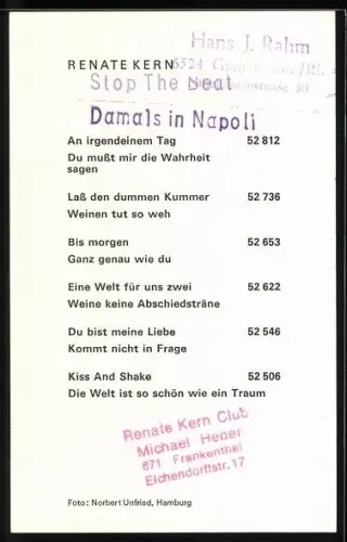 AK Sängerin Renate Kern mit Rose an einem Baum stehend, Autograph