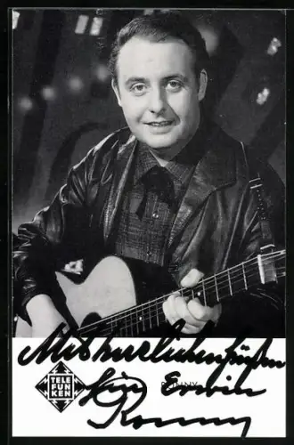 AK Musiker Ronny spielt auf der Gitarre, Autograph