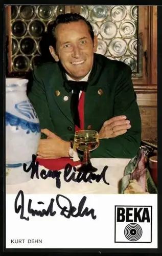 AK Musiker Kurt Dehn sitzend am Restauranttisch, Autograph