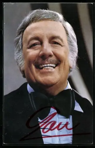 AK Musiker Lou van Burg, Portrait im Anzug mit Fliege, Autograph