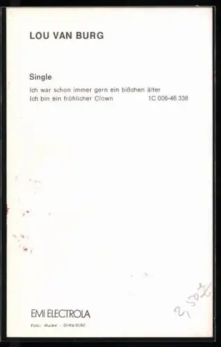 AK Musiker Lou van Burg, Portrait im Anzug mit Fliege, Autograph