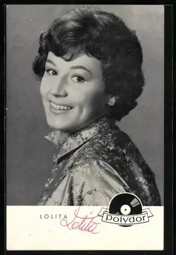 AK Musikerin Lolita im Seitenportrait schaut lächelnd in die Kamera, Autograph