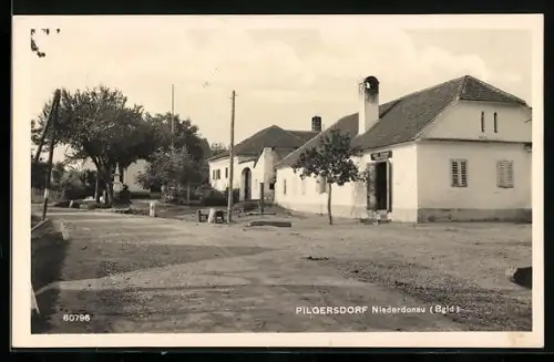 AK Pilgersdorf /Niederdonau, Josef Belcherts Gasthaus im Ort