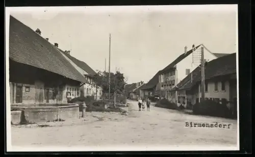 Foto-AK Birmensdorf, Strassenpartie mit Gasthaus und Brunnen
