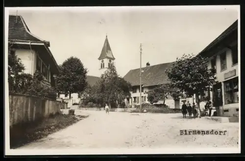 Foto-AK Birmensdorf, Strassenpartie mit Blick zur Kirche