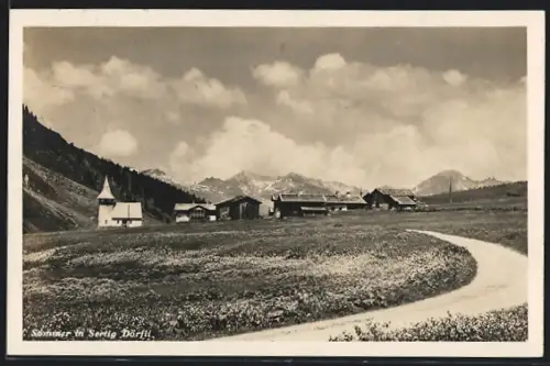 AK Sertig Dörfli, Ortspartie mit Kapelle im Sommer