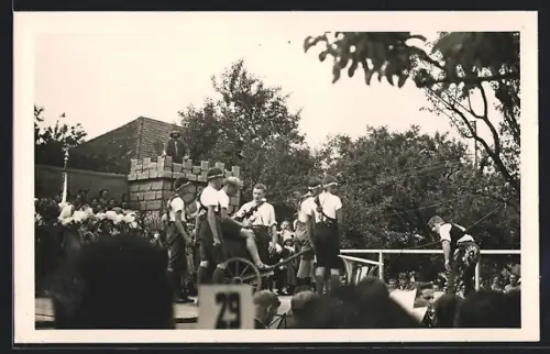 Foto-AK Seuzach, Junge Männer mit Festwagen