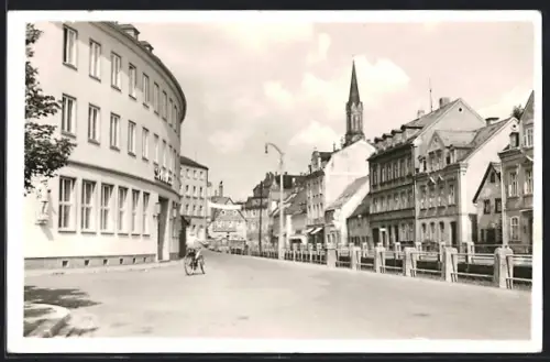 Foto-AK Münchberg /Ofr., Lindenstrasse mit Sparkasse und Blick zur Kirche