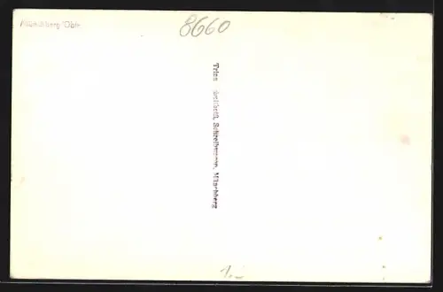 Foto-AK Münchberg /Ofr., Lindenstrasse mit Sparkasse und Blick zur Kirche