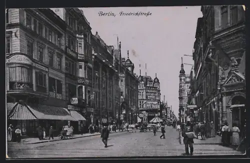 AK Berlin, Friedrichstrasse, Strassenszene mit Geschäften und Passanten
