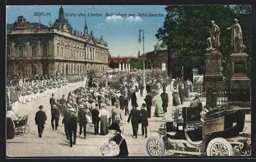 AK Berlin, Menschen betrachten das Aufziehen der Schlosswache, Unter den Linden