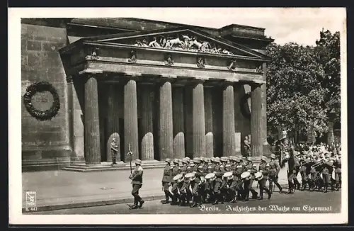 AK Berlin, Musizierende Soldaten am Ehrenmal Unter den Linden