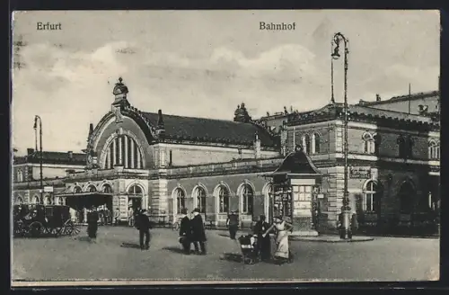 AK Erfurt, Bahnhof mit Passanten