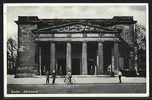 AK Berlin, Ehrenmal, Unter den Linden, Vorderansicht