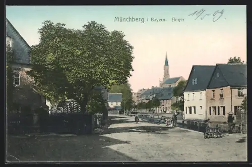 AK Münchberg i. Bayern, Strasse am Anger mit Blick zur Kirche