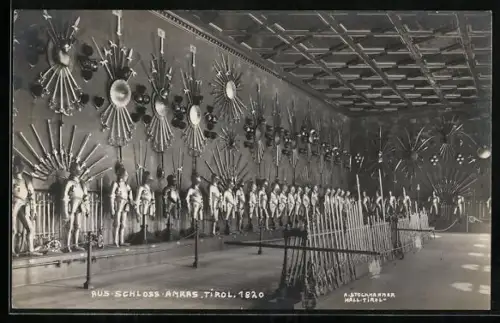 Foto-AK A. Stockhammer: Aus Schloss Ambras, Tirol, Saal mit Rüstungen