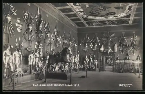 Foto-AK A. Stockhammer: Ambras in Tirol, Schloss, Saal mit Waffen und Rüstungen