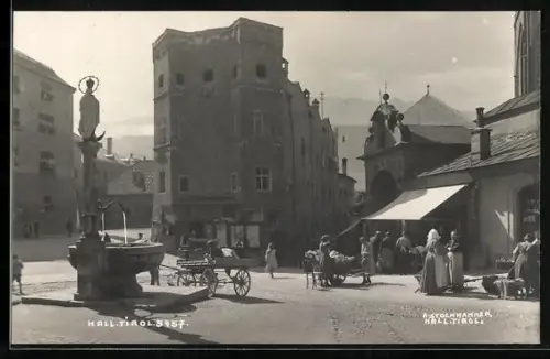 Foto-AK A. Stockhammer: Hall i. Tirol, Brunnen mit Passanten