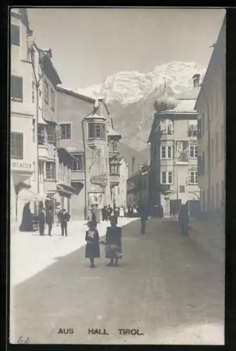 Foto-AK A. Stockhammer: Hall i. Tirol, Strassenpartie mit Blick zu den Bergen