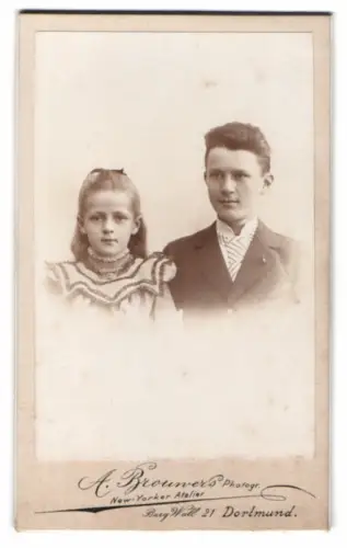 Fotografie A. Brouwer, Dortmund, Burgwall 21, Porträt eines Mädchens und eines Jungen
