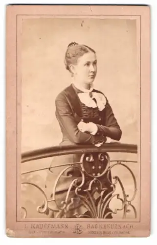 Fotografie L. Kauffmann, Bad Kreuznach, Porträt einer Dame an einem Geländer