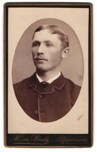 Fotografie Moritz Bresky, Christianstad, Östra Storgatan 70, Porträt eines Herrn mit Schnurrbart