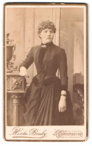 Fotografie Moritz Bresky, Christiansstad, Östra Storgatan 70, elegante Dame in schwarzem Kleid