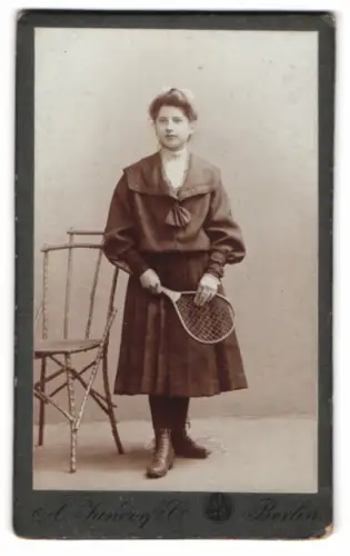 Fotografie A. Jandorf & Co., Berlin, Bellealliancestr. 1/2, Mädchen mit Tennisschläger