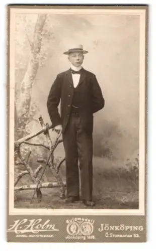 Fotografie H. Holm, Jönköping, Ö. Storgatan 53, Eleganter Herr mit Strohhut