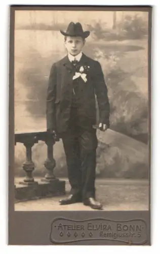 Fotografie Atelier Elvira, Bonn, Remigiusstr. 5, Eleganter Junge mit Hut