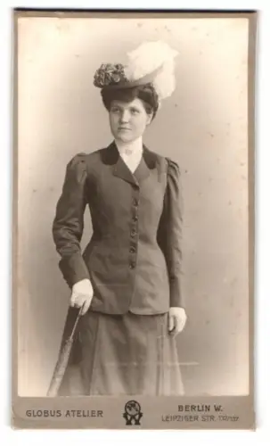 Fotografie Globus Atelier, Berlin, Leipziger Str. 132/137, Dame mit elegantem Hut