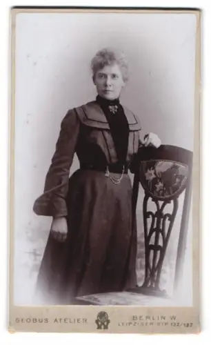 Fotografie Globus Atelier, Berlin, Leipziger-Str. 132/137, Portrait einer Frau mit Stuhl