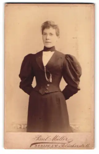 Fotografie Paul Müller, Berlin, Blücherstr. 6, Porträt einer Dame mit elegantem Kleid