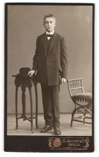 Fotografie A. Jandorf & Co., Berlin, Bellealliancestr. 1/2, Eleganter Junge mit Buch