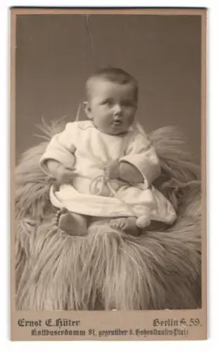 Fotografie Ernst C. Hütter, Berlin, Kottbusserdamm 81, Porträt eines kleinen Kindes