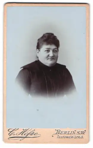Fotografie C. Hesse, Berlin, Teltower Str. 3, Elegantes Porträt einer Frau