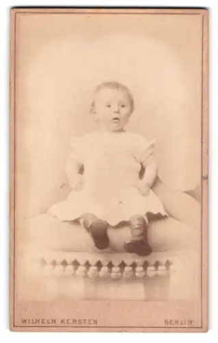 Fotografie Wilhelm Kersten, Berlin, Krausen-Str. 40, Porträt eines Kleinkinds