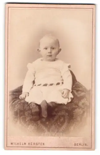 Fotografie Wilhelm Kersten, Berlin, Krausen-Str. 35, Porträt eines Kleinkindes in hellem Kleid