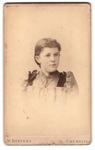 Fotografie W. Höffert, Chemnitz, Langestrasse 18, Porträt eines Mädchens