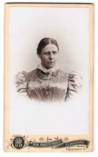 Fotografie Rob. Rauschenbach, Glauchau, Augustustr. 11, Porträt einer Frau in eleganter Kleidung