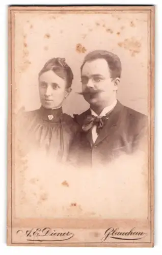 Fotografie A. E. Diener, Glauchau, Elegantes Paar im Atelier