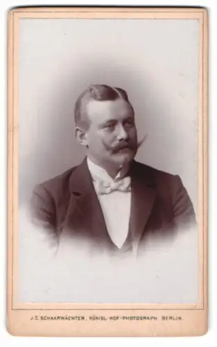 Fotografie J. C. Schaarwächter, Berlin, Leipziger Str. 130, Porträt eines eleganten Herrn